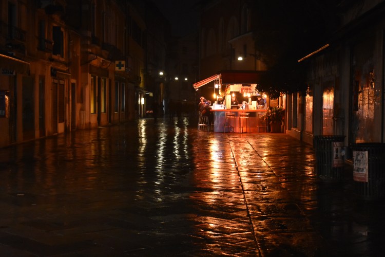 Strada Nove at night.JPG